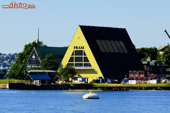 Immagine Il Fram Museum fotografato dall'isola di Hovedoya a Oslo - © Nanisimova / Shutterstock.com