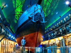 La nave polare Fram è il pezzo forte dell'omonimo museo di Oslo, che racconta le esplorazioni dell'artico e antartico compiute tra la fine del 19° secolo e l'inizo ...