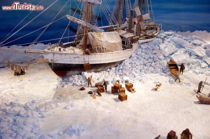 Immagine Un plastico che raffigura il Fram in azione sui ghiacci artici - © www.frammuseum.no