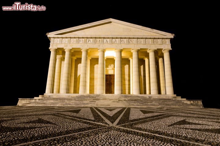 Immagine Fotografia notturna del tempio Canoviano di Possagno. In questa chiesa sono custodite le spoglie mortali di Antonio Canova, anche se il suo cuore si trova invece a Venezia, all'interno della Basilica di Santa Maria dei Frari - © elleon / Shutterstock.com