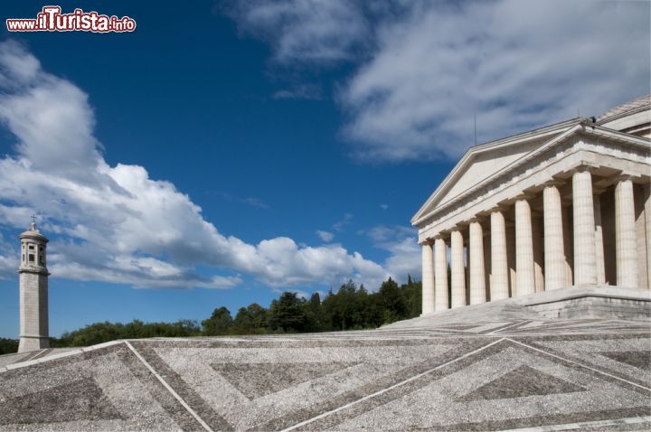 Immagine Il piazzale antistante al Tempio Canoviano di Possagno - © Moreno Soppelsa / Shutterstock.com