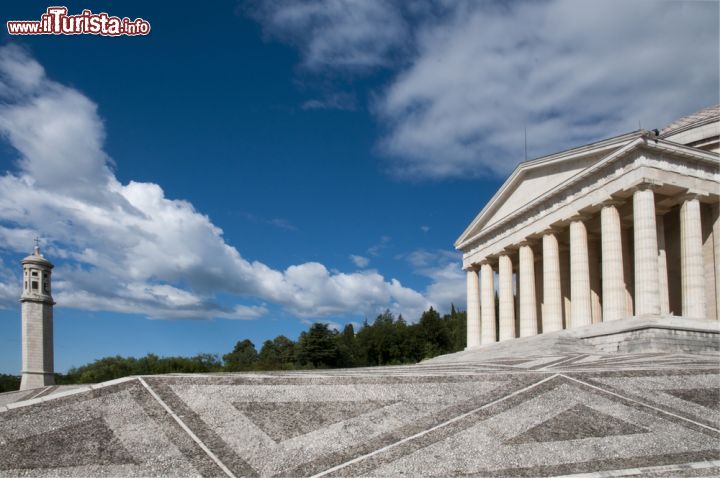 Immagine Il piazzale antistante al Tempio Canoviano di Possagno - © Moreno Soppelsa / Shutterstock.com