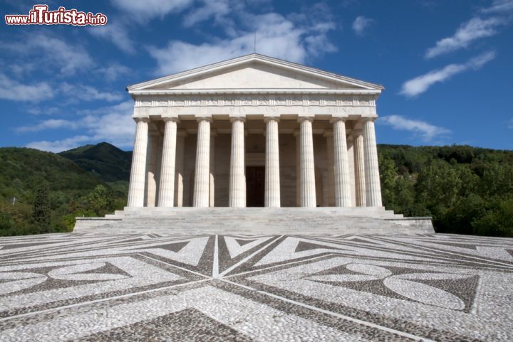 Immagine La chiesa neoclassica del Tempio Canoviano di Possagno in Veneto - © Moreno Soppelsa / Shutterstock.com