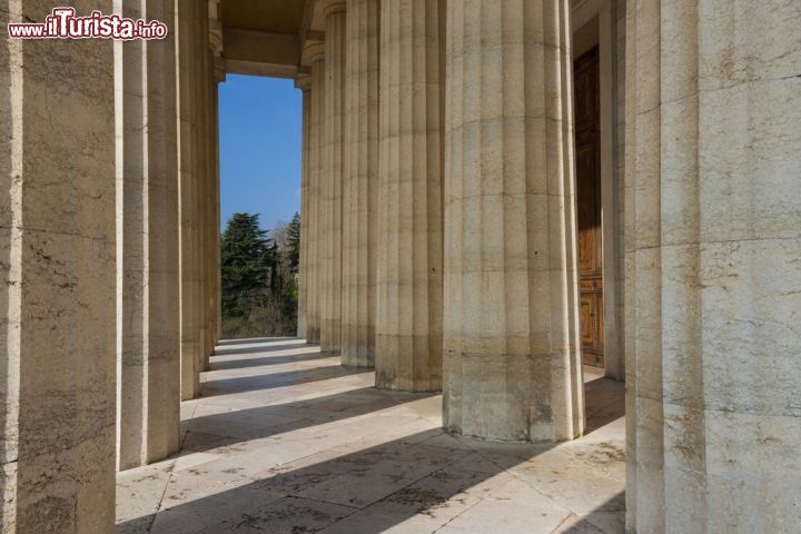 Immagine Le grandi colonne del Tempio Canoviano che ospita le spoglie del Canova in Veneto - © Maurizio Sartoretto / Shutterstock.com