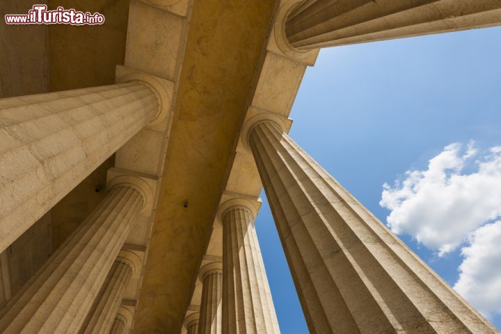 Immagine Particolare architettonico del portico del Tempio Canoviano in Veneto - © Maurizio Sartoretto / Shutterstock.com