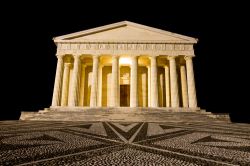 Fotografia notturna del tempio Canoviano di Possagno. In questa chiesa sono custodite le spoglie mortali di Antonio Canova, anche se il suo cuore si trova invece a Venezia, all'interno ...