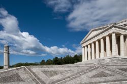 Il piazzale antistante al Tempio Canoviano di Possagno - © Moreno Soppelsa / Shutterstock.com