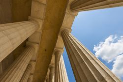 Particolare architettonico del portico del Tempio Canoviano in Veneto - © Maurizio Sartoretto / Shutterstock.com