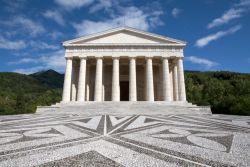 La chiesa neoclassica del Tempio Canoviano di Possagno in Veneto - © Moreno Soppelsa / Shutterstock.com