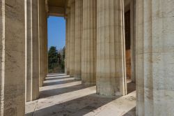 Le grandi colonne del Tempio Canoviano che ospita le spoglie del Canova in Veneto - © Maurizio Sartoretto / Shutterstock.com