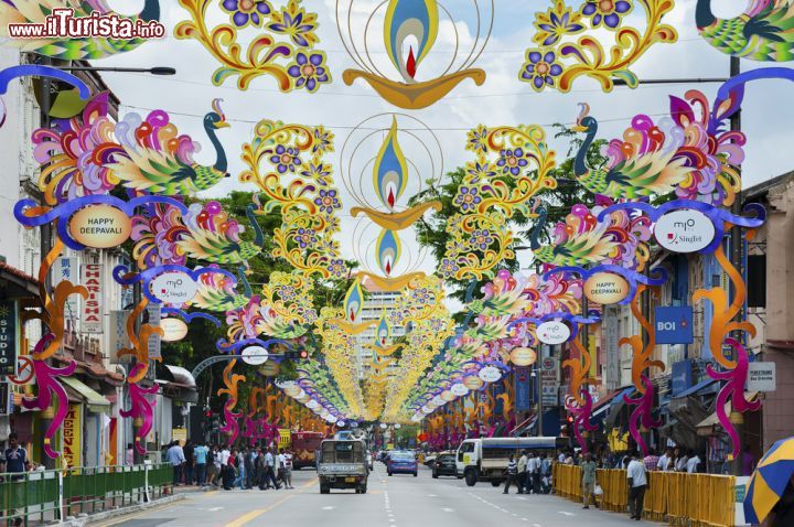 Immagine Deepavali, il festival delle luci viene festeggiato in modo spettacolare anche a Little India di Singapore - © Lee Yiu Tung / Shutterstock.com