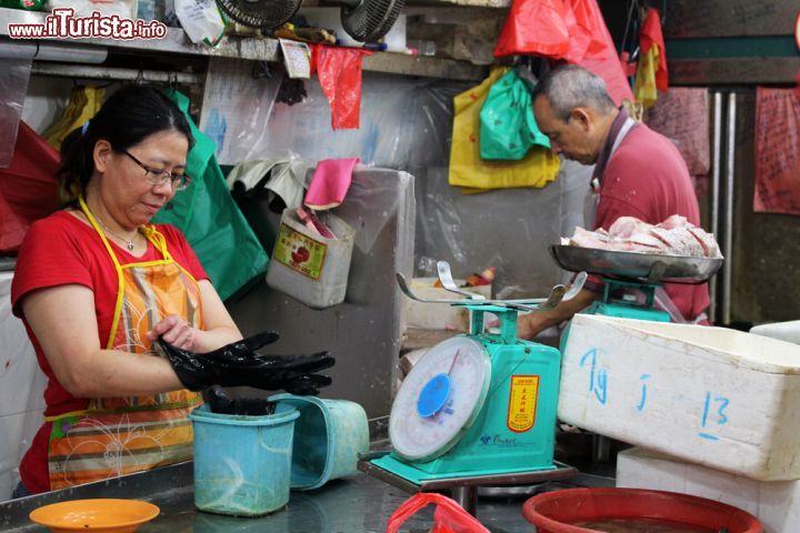 Immagine La visita al quartiere di Little India a Singapore: una scena del mercato tipico di questo quartiere particolare - © Dino Geromella / Shutterstock.com