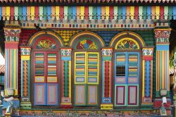 Le porte colorate di questa casa a Singapore ci dice che siamo a Little India, il variopinto quartiere etnico della città - © Lee Yiu Tung / Shutterstock.com