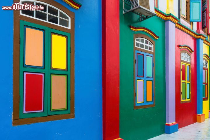 Immagine Un particolare delle coloratissime case di Little India a Singapore - © Bule Sky Studio / Shutterstock.com