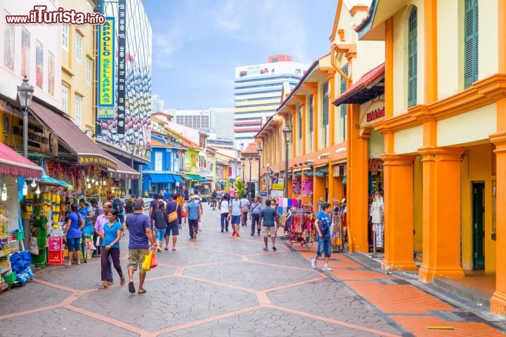 Immagine Una via tipica del quartiere di Little India a Singapore - © Richie Chan / Shutterstock.com