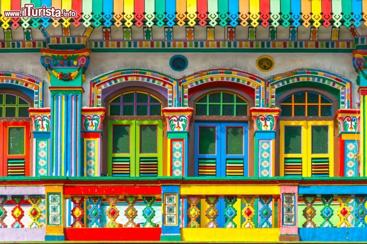 Immagine Un edificio spettacolare a Little India il quartiere indiano di Singapore, famoso per le sue case colorate - © Luciano Mortula / Shutterstock.com