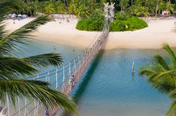 Il ponte sospeso su Palawan island, a Sentosa (Singapore) - © Roman Rudyak / Shutterstock.com