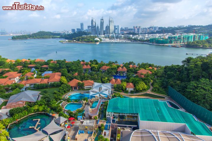 Immagine L'isola di Sentosa e sullo sfondo la città di Singapore - © nattanan726 / Shutterstock.com