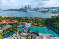 L'isola di Sentosa e sullo sfondo la città di Singapore - © nattanan726 / Shutterstock.com 