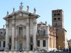 La chiesa di San Pietro e il suo campanile romanico, ovvero il Duomo di Mantova in piazza Sordello, il tempio cristiano più importante della città - © Davide Papalini - CC ...