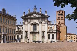 Piazza Sordello con il Duomo di Mantova, dedicato a San Pietro apostolo - © Taras Vyshnya / Shutterstock.com
