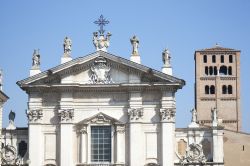 Particolare della facciata e della torre campanaria del Duomo di Mantova - © Matteo Ceruti / Shutterstock.com
