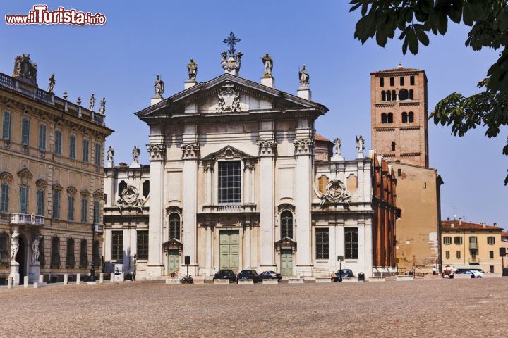 Immagine Piazza Sordello con il Duomo di Mantova, dedicato a San Pietro apostolo - © Taras Vyshnya / Shutterstock.com