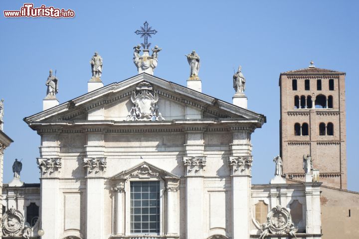 Immagine Particolare della facciata e della torre campanaria del Duomo di Mantova - © Matteo Ceruti / Shutterstock.com