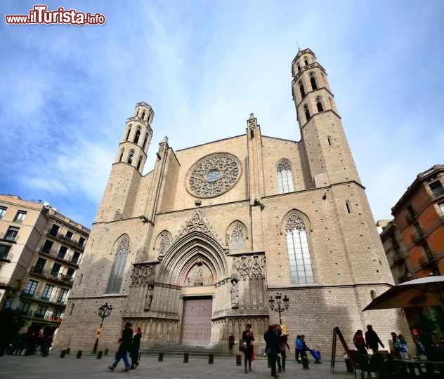 Immagine La facciata della Cattedrale gotica di Santa Maria del Mar a Barcellona- © Rodrigo Garrido / Shutterstock.com