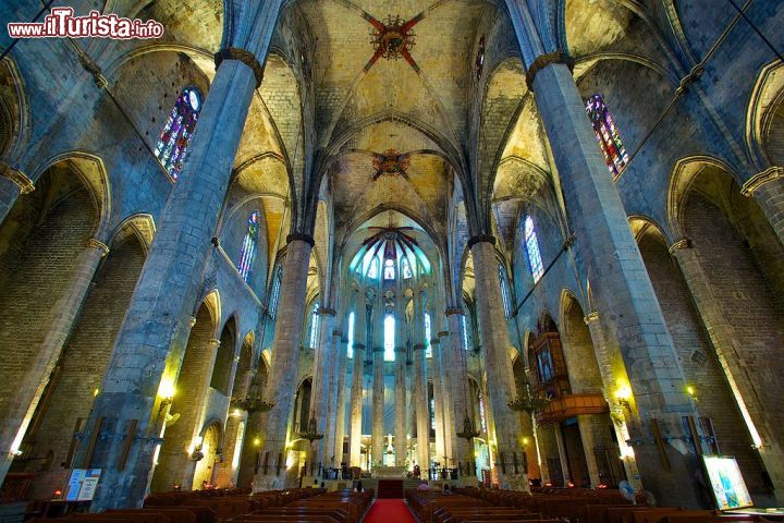Immagine La navata centrale della chiesa di Santa Maria del Mar a Barcellona