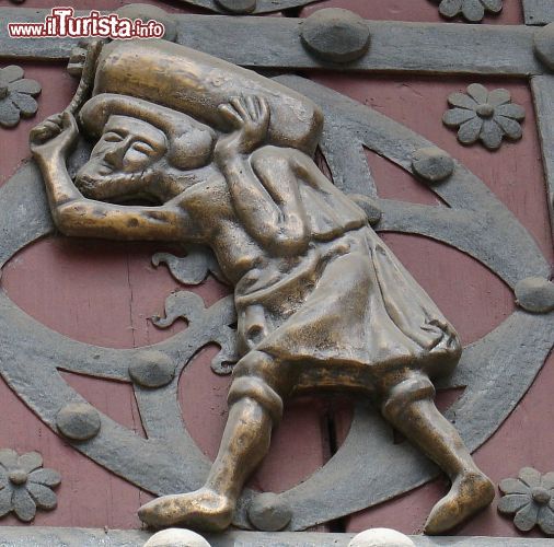 Immagine Un portatore de la Ribeira coloro che aiutarono la costruzione della Basilca celebrati sulle porte della chiesa di Santa Maria del Mar