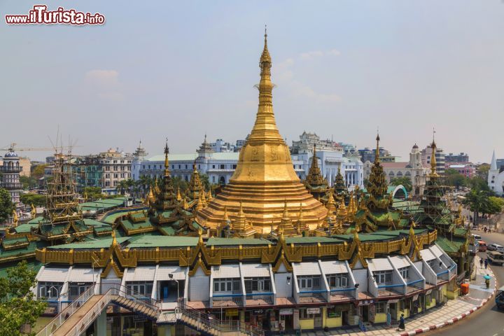 Immagine Nel cuore di Yangon sorge la Sule Pagoda la seconda per importanza della capitale della Birmania - © Nadezda Murmakova / Shutterstock.com