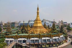 Nel cuore di Yangon sorge la Sule Pagoda la seconda per importanza della capitale della Birmania - © Nadezda Murmakova / Shutterstock.com