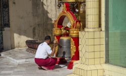 Un fedele in preghiera all'interno del cortile della Sule Pagoda di Yangon - © NICOLA MESSANA PHOTOS / Shutterstock.com 