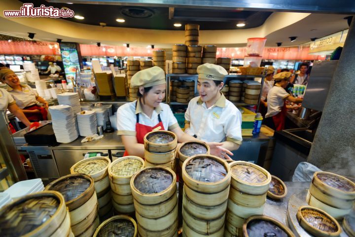 Immagine La Food Court del centro commerciale di Marina Bay Sands a Singapore - © Sorbis / Shutterstock.com