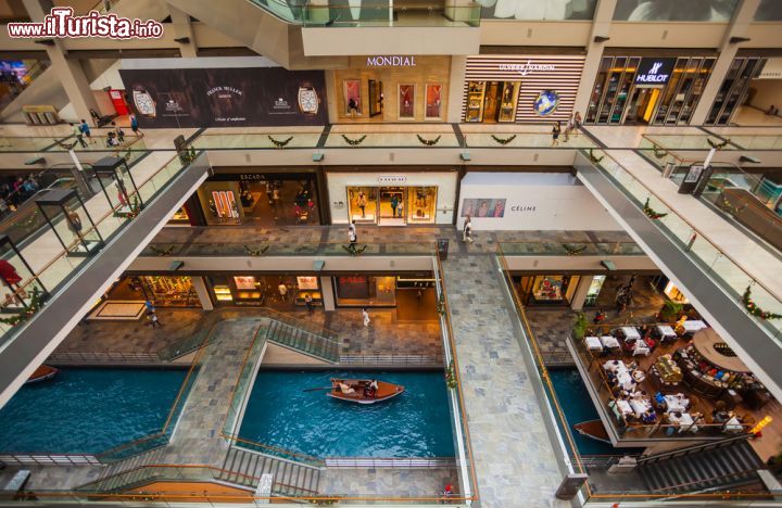 Immagine Il centro commerciale all'interno del Marina Bay Sands a Singapore - © Alexander Yutz / Shutterstock.com