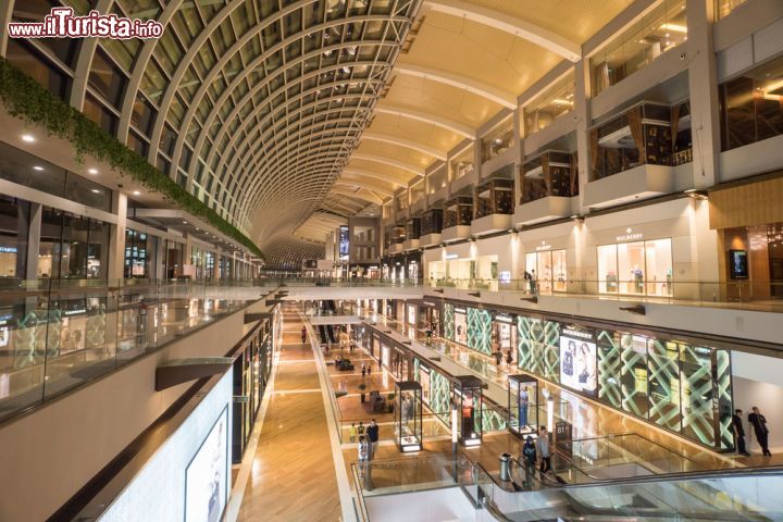 Immagine Interno del centro commerciale del Marina Bay Sands Mall a Singapore, uno dei luoghi dello shopping di lusso più importanti del mondo - © MEzairi / Shutterstock.com