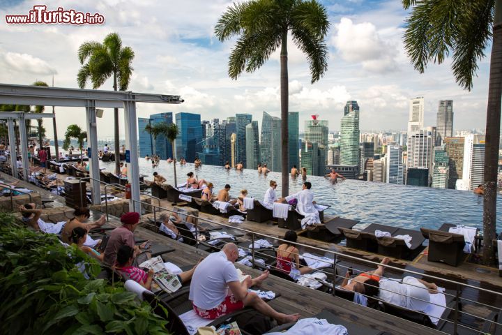 Immagine La famosa infinity pool del Marina Bay Sands resorts a Singapore - © Victor Maschek / Shutterstock.com