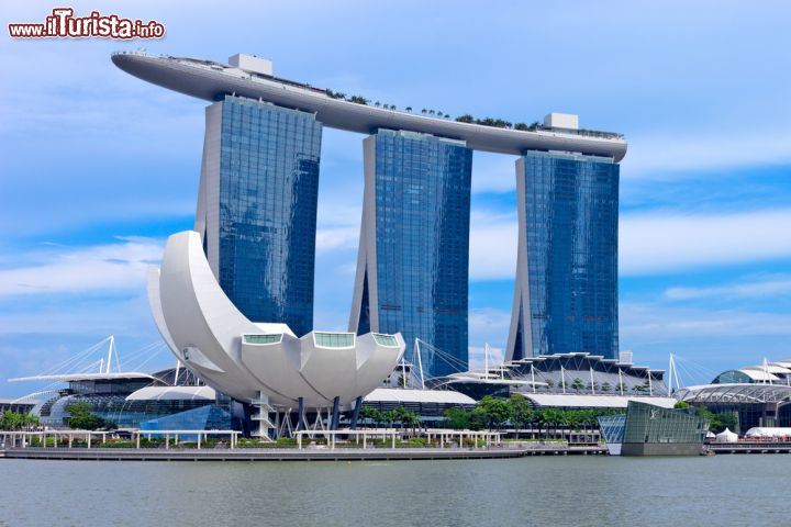 Immagine La skyline inconfondibile del complesso di  Marina Bay Sands a Singapore - © easy camera / Shutterstock.com