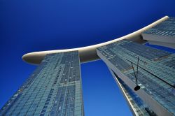 L'architettura mozzafiato del complesso di Marina Bay Sands in una splendida giornata di sole a Singapore - © Pavinee Chareonpanich / Shutterstock.com