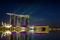 Uno spettacolo di laser al Marina Bay Sands di Singapore  - © Patrick Foto / Shutterstock.com