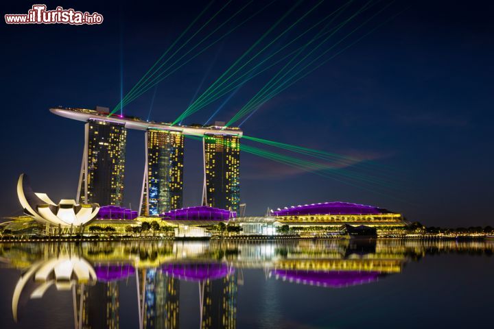 Immagine Uno spettacolo di laser al Marina Bay Sands di Singapore  - © Patrick Foto / Shutterstock.com