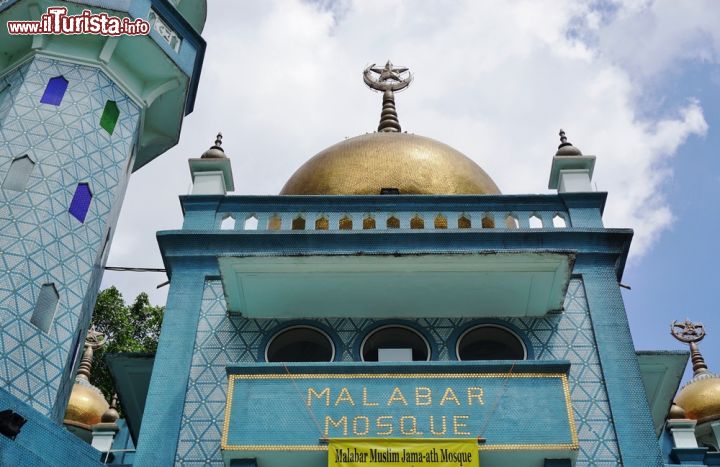 Immagine Moschea Masjid Malabar Muslim Jama-Ath a Kampong Glam, Singapore. Edificata nel 1962, questa bella moschea si trova al 471 di Victoria Street. Rivestita esternamente di piastrelle di ceramica azzurra, la moschea è sormontata da una cupola dorata - © EQRoy / Shutterstock.com

1962