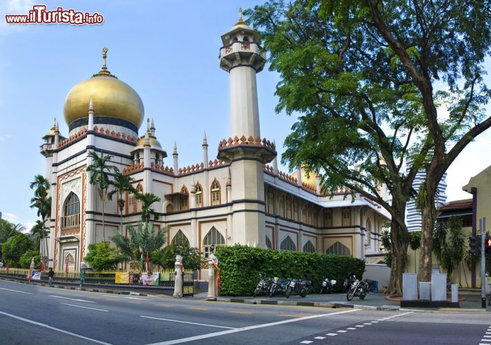 Immagine Panorama della moschea di Masjid Sultan, Singapore. Considerata una delle più importanti moschee di Singapore, Masjid Sultan  è caratterizzata da una suggestiva sala di preghiera oltre che dalla grande cupola dorata - © Byelikova Oksana / Shutterstock.com