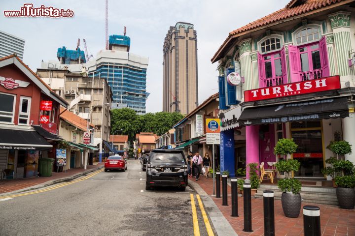 Immagine Panorama di Kampong Glam, Singapore. Questo distretto della città stato asiatica si trova a nord del fiume Singapore: il nome dell'area si pensa che derivi da un albero chiamato "gelam" in lingua malese e da "kampong" che significa villaggio - © Vaclav Uhlir / Shutterstock.com