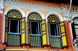 Casa negozio cinese in Bussorah Street, Singapore. La facciata di una shophouse del XX° secolo restaurata: nell'immagine le colorate finestre che si affacciano su Bussorah Street nel ...