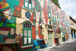 Graffiti su vecchi edifici a Haji Lane, Singapore. Le facciate di alcune costruzioni di Haji Lane, nel distretto arabo, sono ricoperte da murales variopinti - © DoublePHOTO studio / Shutterstock.com ...