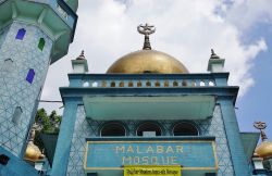 Moschea Masjid Malabar Muslim Jama-Ath a Kampong Glam, Singapore. Edificata nel 1962, questa bella moschea si trova al 471 di Victoria Street. Rivestita esternamente di piastrelle di ceramica ...