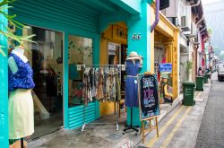 Negozi di moda in Haji Lane, Singapore. Questa strada dello shopping nel cuore di Kampong Glam ospita botteghe, ristoranti e caffé. Vi si possono trovare oggetti e capi d'abbigliamento ...