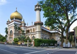 Panorama della moschea di Masjid Sultan, Singapore. Considerata una delle più importanti moschee di Singapore, Masjid Sultan  è caratterizzata da una suggestiva sala di preghiera ...